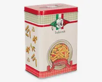 Rektangulær metaldåse med rød låg og grønne samt røde ternede detaljer. Forsiden viser en illustration af en skål pennepasta med grøntsager og et bånd med teksten 'Buon appetito.' Siden har tegninger af forskellige pastatyper. Designet indeholder farverne fra det italienske flag og ordene 'Pasta Tradizionale' i dekorativ skrifttype.