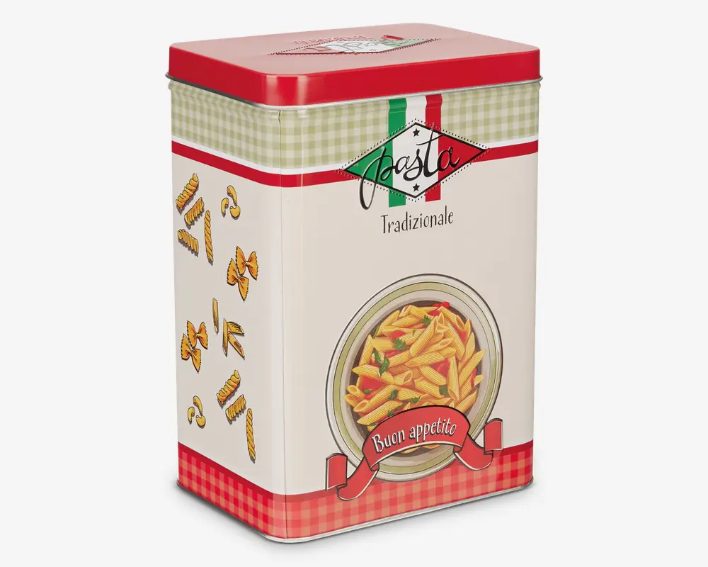 Rektangulær metaldåse med rød låg og grønne samt røde ternede detaljer. Forsiden viser en illustration af en skål pennepasta med grøntsager og et bånd med teksten 'Buon appetito.' Siden har tegninger af forskellige pastatyper. Designet indeholder farverne fra det italienske flag og ordene 'Pasta Tradizionale' i dekorativ skrifttype.