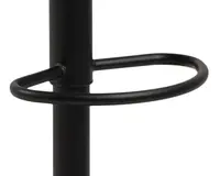 Nærbillede af en sort metal fodstøtte i cirkelform, der er fastgjort til en lodret stang, med en glat, mat overflade og solide svejsede samlinger.