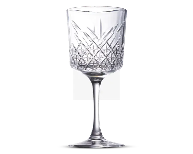 Klar glas med en høj, slank stilk og en bred, cylindrisk skål. Skålen har et indviklet slebet mønster med diamant- og lodrette linjer, hvilket giver et klassisk og elegant udseende. Randen er glat og let afrundet, og bunden er flad og stabil.