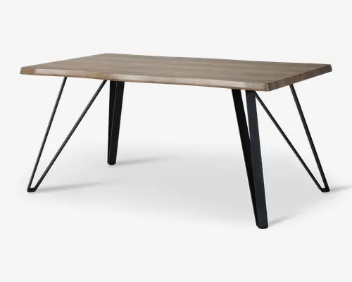 Rektangulært bord med en kraftig bordplade i naturtræ og solide, skrå sorte metalben. Benene har et geometrisk design med diagonale støttebjælker, der giver ekstra stabilitet og et moderne, industrielt udtryk. Træoverfladen har en glat finish med synlige åremønstre.