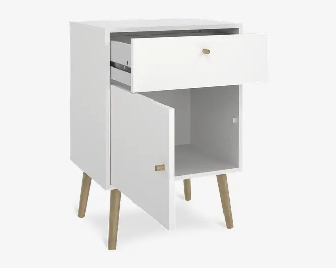 Et kompakt, moderne skab med mat hvid finish, der har en enkelt skuffe øverst med en lille rund guldknop og et nederste skabsrum med en tilsvarende guldknop. Skabet står på fire skråtstillede ben i lyst træ, hvilket giver det et retro udtryk. Skuffen og skabsdøren er vist åbne, så rummelige opbevaringsmuligheder kan ses indeni.