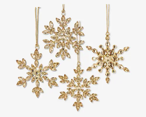 Sæt med fire guldfarvede snefnugformede ophæng, hver med indviklede designs af klare, facetslebne krystaller arrangeret i symmetriske mønstre. Ophængene har et funklende, juvellignende udseende og hænger i tynde guldfarvede snore. Hvert snefnug har en unik sammensætning af krystalblade og perler, hvilket giver et luksuriøst og festligt udtryk.