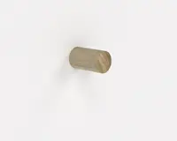 Et cylindrisk træknop med en naturlig lys egetræsfinish, monteret vandret på en hvid væg. Træets årer er synlige, hvilket giver et enkelt og minimalistisk udtryk.