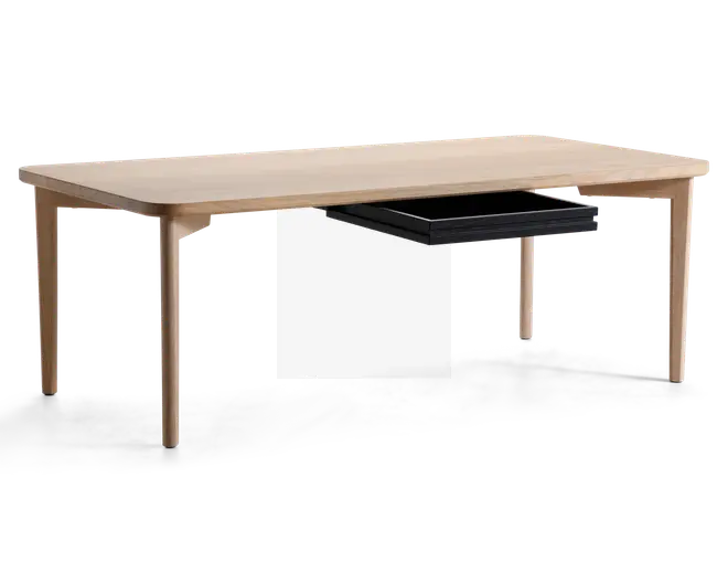 Rektangulært bord med lys træfinish, afrundede hjørner og slanke, let tilspidsede ben. Under bordpladen er der en enkelt sort udtræksskuffe placeret på den ene side, som giver diskret opbevaringsplads. Designet er minimalistisk og moderne med glatte overflader og rene linjer.