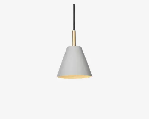 Loftlampe med en mat hvid, kegleformet skærm og et glat, minimalistisk udtryk. Lampen har en messingdetalje øverst, hvor skærmen møder den sorte ledning, hvilket giver et elegant præg. Indersiden af skærmen er i en varm, lys farve for at forbedre lysspredningen.