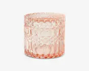 Rund beholder lavet af lyserødt glas med tilhørende låg. Overfladen har et indviklet diamant- og geometrisk mønster, som giver et vintage og dekorativt udtryk. Glasset er tykt og reflekterende, og låget passer tæt på toppen.