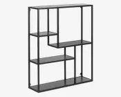 En moderne reol med åbent stel i mat sort metal og fire forskudte hylder. Hylderne er arrangeret i et asymmetrisk, geometrisk mønster, hvilket giver forskellige opbevaringsmuligheder i forskellige højder og bredder. Designet er minimalistisk og nutidigt, velegnet til udstilling af bøger, dekoration eller planter.