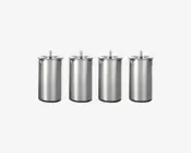 Sæt med fire cylindriske beholdere i rustfrit stål med børstet metalfinish. Hver beholder har et fladt låg med en central knop, der gør det nemt at åbne og lukke. Designet er stilrent og moderne med glatte sider og en let forhøjet bund for stabilitet.