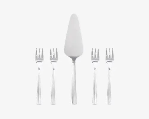 Sættet består af fire små dessertgafler og én kagespade, alle fremstillet i poleret rustfrit stål. Hver del har et enkelt, elegant design med lodrette riller langs skaftet for bedre greb og stil. Kagespaden har en bred, trekantet blad, der er velegnet til servering af kage- eller tærtestykker.