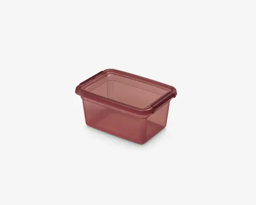 Rektangulær, semitransparent plastikbeholder med tilhørende låg. Beholderen har en afdæmpet rød eller bordeaux farve og glatte sider med let afrundede hjørner. Låget slutter tæt, hvilket gør den velegnet til opbevaring af mad eller andre genstande.