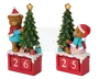 Dekorativ julepynt med en brun bamse iført rød nissehue, blå sweater og rød halstørklæde, der krammer et juletræ pyntet med røde kugler og en guldfarvet stjerne på toppen. Basen er rød med hvidt sne-lignende pynt og har to drejelige talblokke til nedtælling af dage til jul. Små, farverige gaver står ved træets fod for ekstra julestemning.