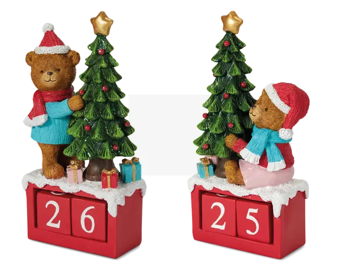 Dekorativ julepynt med en brun bamse iført rød nissehue, blå sweater og rød halstørklæde, der krammer et juletræ pyntet med røde kugler og en guldfarvet stjerne på toppen. Basen er rød med hvidt sne-lignende pynt og har to drejelige talblokke til nedtælling af dage til jul. Små, farverige gaver står ved træets fod for ekstra julestemning.