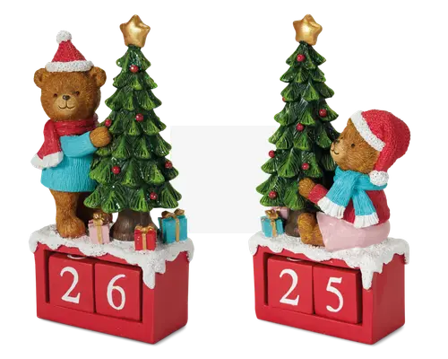 Dekorativ julepynt med en brun bamse iført rød nissehue, blå sweater og rød halstørklæde, der krammer et juletræ pyntet med røde kugler og en guldfarvet stjerne på toppen. Basen er rød med hvidt sne-lignende pynt og har to drejelige talblokke til nedtælling af dage til jul. Små, farverige gaver står ved træets fod for ekstra julestemning.