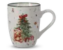 Hvid keramikkop med et festligt julemotiv, der viser en bamse med nissehue og tørklæde foran et pyntet juletræ med rød sløjfe. Koppen er dekoreret med små illustrationer af stjerner, slikstokke, gaver og andre julemotiver. Koppen har en tynd grøn kant øverst for ekstra detalje.