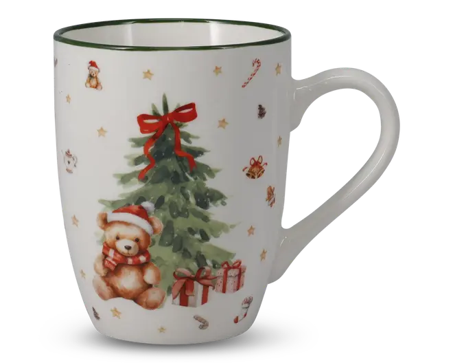 Hvid keramikkop med et festligt julemotiv, der viser en bamse med nissehue og tørklæde foran et pyntet juletræ med rød sløjfe. Koppen er dekoreret med små illustrationer af stjerner, slikstokke, gaver og andre julemotiver. Koppen har en tynd grøn kant øverst for ekstra detalje.