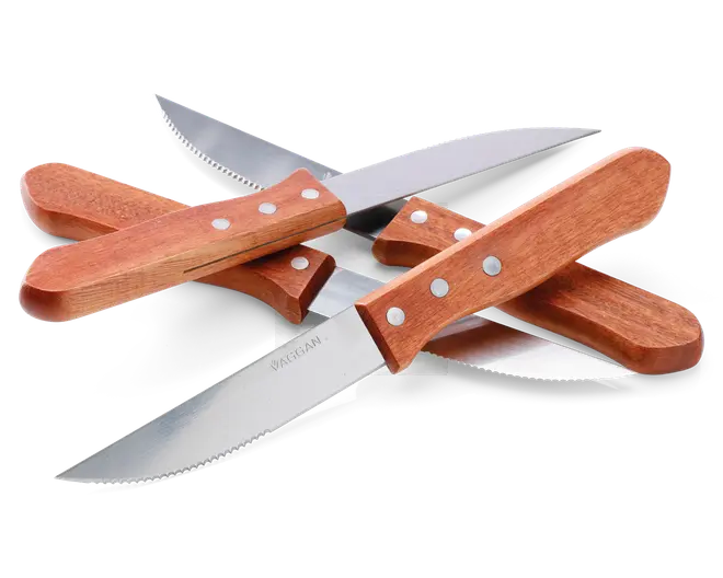Sæt af knive med rustfri stålblade og savtakket kant for effektiv skæring. Hver kniv har et robust træhåndtag, der er fastgjort med tre metalnitter, hvilket giver et behageligt greb og et klassisk udseende. Håndtagene har en glat finish og en let buet ergonomisk form for nem brug.