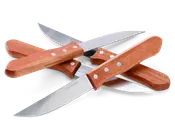 Sæt af knive med rustfri stålblade og savtakket kant for effektiv skæring. Hver kniv har et robust træhåndtag, der er fastgjort med tre metalnitter, hvilket giver et behageligt greb og et klassisk udseende. Håndtagene har en glat finish og en let buet ergonomisk form for nem brug.