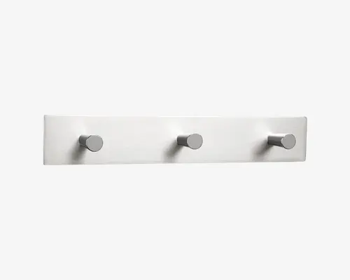 Rektangulær vægmonteret holder i metal med børstet finish, udstyret med tre jævnt fordelte cylindriske kroge. Krogene er robuste og stikker ud, velegnet til ophængning af genstande som jakker, håndklæder eller tasker. Det minimalistiske design giver et moderne og stilrent udtryk.