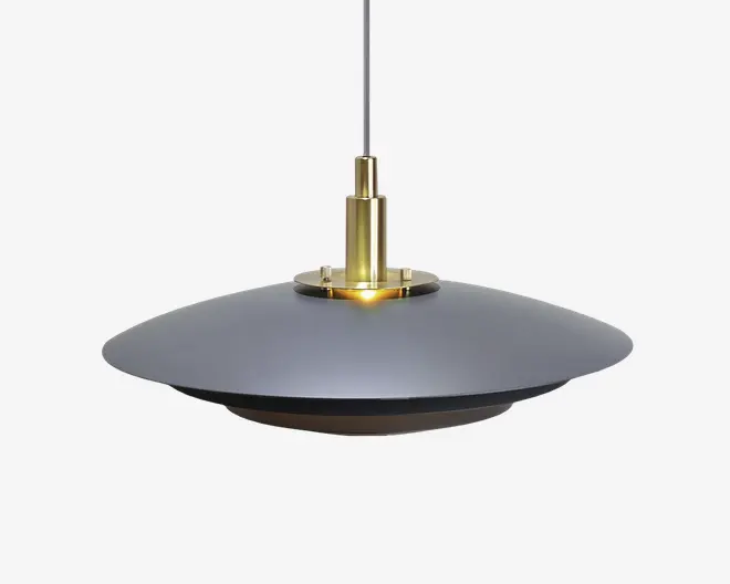 Loftlampe med en bred, flad, mat sort skærm med glat overflade. Den centrale del er lavet af poleret messing, hvilket giver et elegant og kontrastfuldt udtryk. Lampen hænger i en tynd, lige ledning, og det samlede design er moderne og minimalistisk, velegnet til nutidige indretninger.