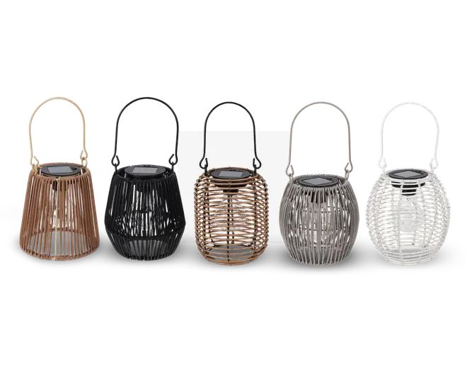 Fem dekorative lanterner med flettet rattan- eller kurveudseende, hver med hank for nem transport. Lanternerne vises i forskellige farver: naturbrun, sort, lys brun, grå og hvid. Hver lanterne har et gennemsigtigt indre rum til lyskilde og en flad top, sandsynligvis til solcellepanel eller placering af stearinlys. Designet varierer lidt i form, hvor nogle er mere runde og andre mere kegleformede.