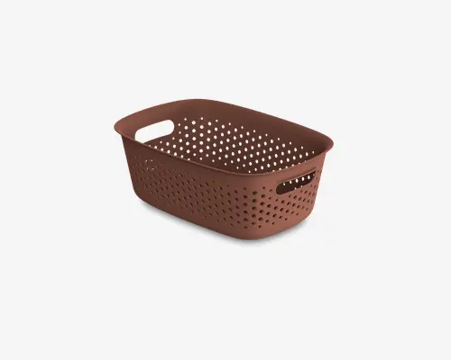 Rektangulær opbevaringskurv lavet af brunt plastik med perforeret design for ventilation. Har to indbyggede håndtag på modsatte sider for nem transport. Kurven har afrundede kanter og en glat overflade, hvilket gør den velegnet til organisering af forskellige husholdningsartikler.