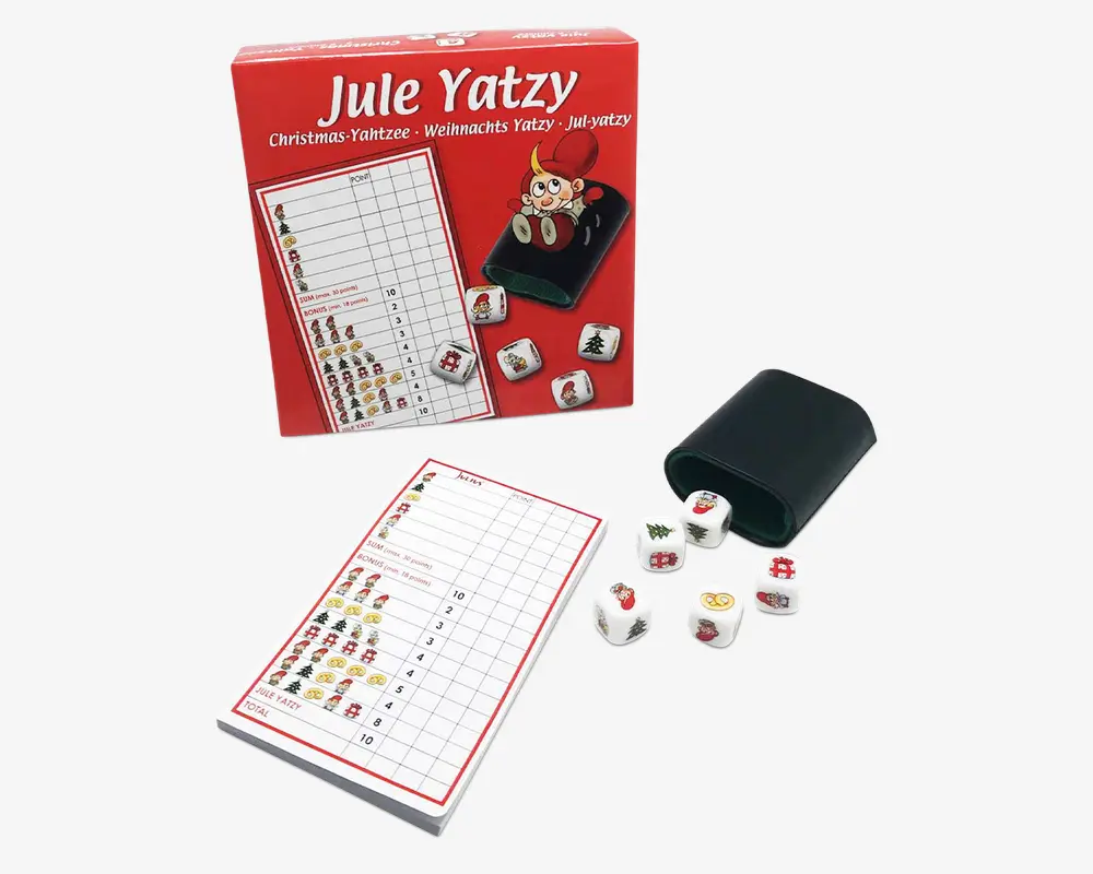 Billedet viser et juletema Yahtzee-spil. Sættet indeholder en rød æske med festlige motiver, en sort raflebæger, fem hvide terninger med forskellige julemotiver som juletræ, gave, nisse og klokke samt en pointblok med kolonner og rækker til at holde styr på spillet. Pointblokken og terningerne er dekoreret med farverige juleillustrationer, hvilket gør spillet indbydende og velegnet til hyggelige juledage.