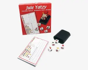 Billedet viser et juletema Yahtzee-spil. Sættet indeholder en rød æske med festlige motiver, en sort raflebæger, fem hvide terninger med forskellige julemotiver som juletræ, gave, nisse og klokke samt en pointblok med kolonner og rækker til at holde styr på spillet. Pointblokken og terningerne er dekoreret med farverige juleillustrationer, hvilket gør spillet indbydende og velegnet til hyggelige juledage.