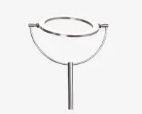 En moderne, minimalistisk lampe med en cirkulær LED-lyskrans monteret på en slank, metalramme. Lampen har en poleret kromfinish og en U-formet støtte, der holder ringen vandret over en lige, lodret stang. Designet er åbent og luftigt med rene linjer og et nutidigt udtryk.