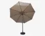 Stor udendørs parasol med rund, taupefarvet dug og solid sort metalramme. Har et drejehåndtag for nem åbning og lukning samt en tung fod for stabilitet. Parasollen understøttes af flere stænger, hvilket giver god skygge.
