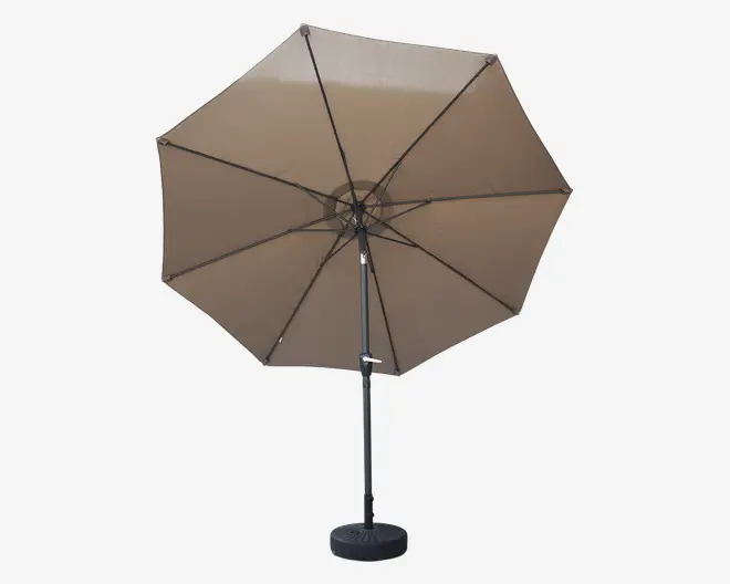 Stor udendørs parasol med rund, taupefarvet dug og solid sort metalramme. Har et drejehåndtag for nem åbning og lukning samt en tung fod for stabilitet. Parasollen understøttes af flere stænger, hvilket giver god skygge.