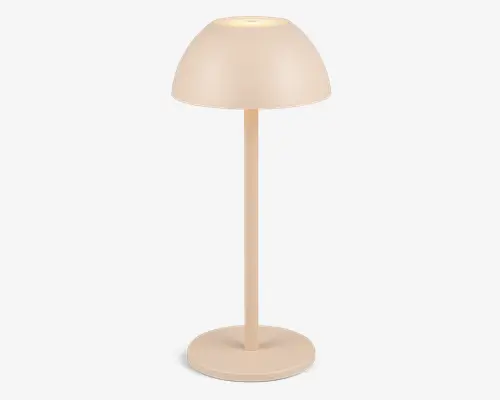 Minimalistisk bordlampe med mat beige finish. Lampen har en kuppelformet skærm, en slank cylindrisk stang og en rund, flad fod. Designet er stilrent og moderne, velegnet til nutidige indretninger.
