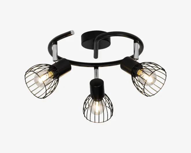 Loftmonteret lampe med tre justerbare lampehoveder, der er placeret i et cirkulært mønster. Hvert lampehoved har en sort metalgitter-skærm, som gør pæren synlig og giver et industrielt udtryk. Lampen er mat sort med kromdetaljer, og pærerne udsender et varmt lys.