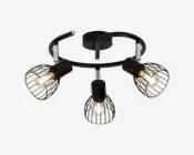 Loftmonteret lampe med tre justerbare lampehoveder, der er placeret i et cirkulært mønster. Hvert lampehoved har en sort metalgitter-skærm, som gør pæren synlig og giver et industrielt udtryk. Lampen er mat sort med kromdetaljer, og pærerne udsender et varmt lys.