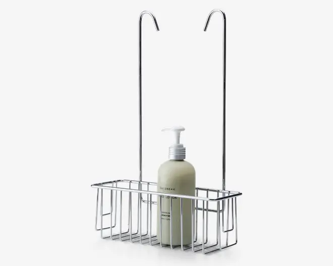 Rektangulær brusekurv i metal med blank kromfinish, udstyret med to høje kroge til ophængning over en brusedør eller stang. Kurven har et dybt design med lodrette stænger, som giver sikker opbevaring af flasker og toiletartikler. Den åbne trådkonstruktion sikrer nem afløb og forhindrer vandophobning.