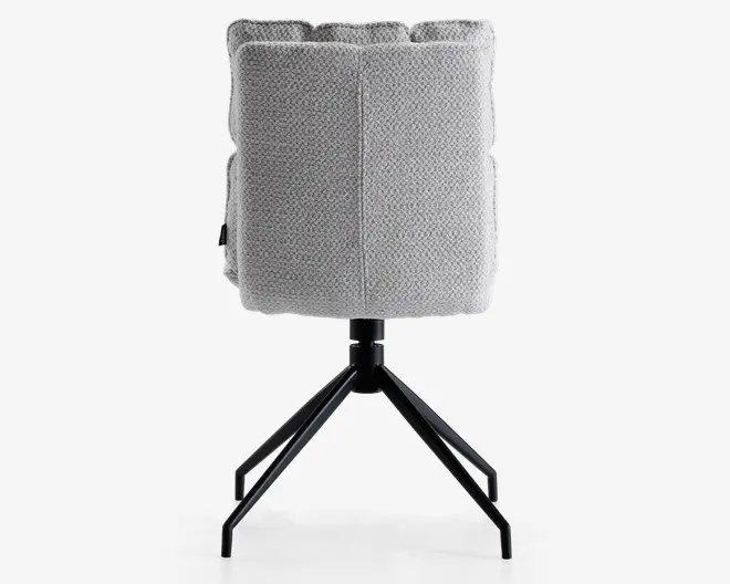 En moderne stol med lysegråt, tekstureret stofbetræk. Ryglænet og sædet er godt polstrede for komfort, og stolen har en sort metalbase med fire skråtstillede ben for stabilitet. Betrækket har en synlig syning, der løber lodret ned langs midten af ryggen.