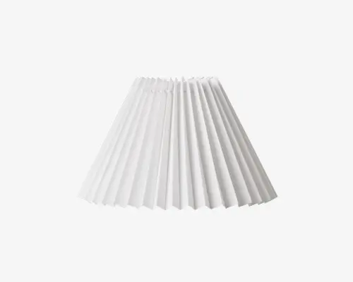 Hvid plisseret lampeskærm med konisk form. Skærmen har jævnt fordelte lodrette folder, hvilket giver et tekstureret og elegant udseende. Materialet ligner let stof eller papir, som giver en blød lysspredning. Den øverste åbning er mindre end den nederste og er designet til at passe over en lampefod.