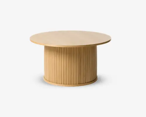 Rundt bord med en glat, flad bordplade og en cylindrisk base. Basen har lodrette lameller, der giver et moderne og struktureret udtryk. Træet har en lys, naturlig finish, som giver et varmt og nutidigt udseende.