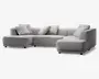En moderne, L-formet sofa med lysegråt stofbetræk. Sofaen har brede, dybe sæder og lave ryglæn, hvilket giver et moderne udtryk. Den leveres med fire matchende, firkantede puder for ekstra komfort. Designet har rene linjer og blokformede armlæn, hvor den ene side er forlænget som en chaiselong for ekstra afslapningsplads.