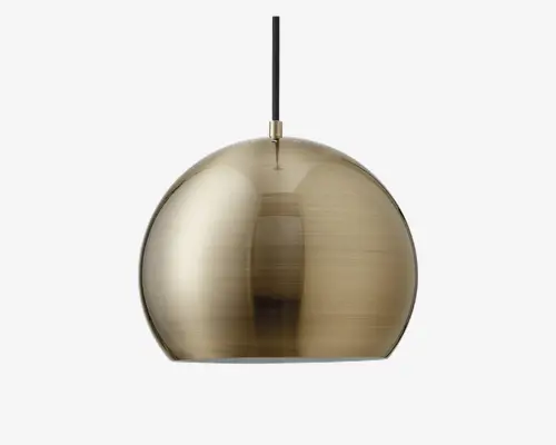 En kuppelformet pendellampe med børstet messingfinish, der har en glat og reflekterende overflade. Lampen hænger fra en sort ledning, og det samlede design er minimalistisk og moderne, velegnet til nutidige indretninger.