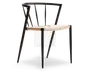Stol med et minimalistisk, moderne design, der har en sort træramme og et buet ryglæn, som går over i armlænene. Sædet er lavet af tæt flettet naturflet, hvilket giver en tekstureret og komfortabel siddeflade. Benene er slanke og let skrå, hvilket giver stolen et let og luftigt udtryk.