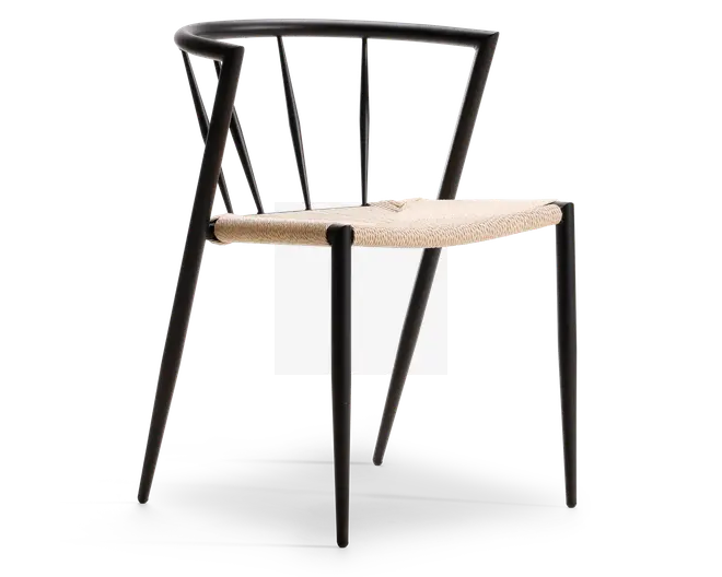Stol med et minimalistisk, moderne design, der har en sort træramme og et buet ryglæn, som går over i armlænene. Sædet er lavet af tæt flettet naturflet, hvilket giver en tekstureret og komfortabel siddeflade. Benene er slanke og let skrå, hvilket giver stolen et let og luftigt udtryk.