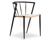 Stol med et minimalistisk, moderne design, der har en sort træramme og et buet ryglæn, som går over i armlænene. Sædet er lavet af tæt flettet naturflet, hvilket giver en tekstureret og komfortabel siddeflade. Benene er slanke og let skrå, hvilket giver stolen et let og luftigt udtryk.