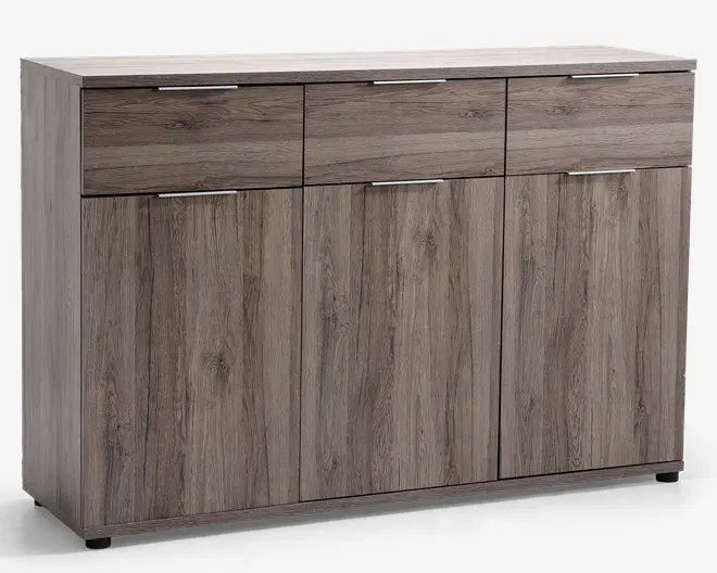 Rektangulært skab med lys brun træstruktur, udstyret med tre vandrette skuffer øverst og tre lodrette låger nedenunder. Hver skuffe og låge har et slankt, moderne sølvhåndtag. Skabet står på små, diskrete fødder og har et enkelt, minimalistisk design.