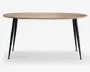 Ovalt bordplade med lys træfinish, glat overflade og diskret åremønster. Understøttet af fire slanke, koniske sorte metalben, der er vinklet udad for stabilitet og et moderne udtryk. Bordet har et minimalistisk design, der passer til moderne indretning.