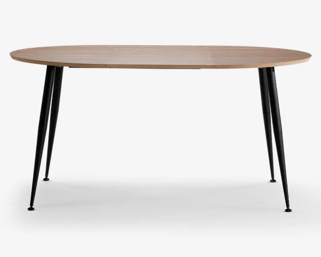 Ovalt bordplade med lys træfinish, glat overflade og diskret åremønster. Understøttet af fire slanke, koniske sorte metalben, der er vinklet udad for stabilitet og et moderne udtryk. Bordet har et minimalistisk design, der passer til moderne indretning.
