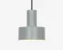 En moderne pendellampe med en matgrå cylindrisk metalskærm. Designet har en todelt struktur med en smallere cylinder øverst og en bredere cylinder nederst, hvilket giver et rent og geometrisk udtryk. Lampen hænger i en sort ledning, og indersiden af skærmen er hvid for at forbedre lysrefleksionen. Lampen giver nedadrettet lys, hvilket er ideelt til fokuseret belysning.