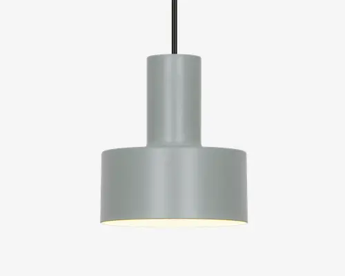 En moderne pendellampe med en matgrå cylindrisk metalskærm. Designet har en todelt struktur med en smallere cylinder øverst og en bredere cylinder nederst, hvilket giver et rent og geometrisk udtryk. Lampen hænger i en sort ledning, og indersiden af skærmen er hvid for at forbedre lysrefleksionen. Lampen giver nedadrettet lys, hvilket er ideelt til fokuseret belysning.