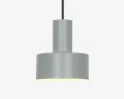 En moderne pendellampe med en matgrå cylindrisk metalskærm. Designet har en todelt struktur med en smallere cylinder øverst og en bredere cylinder nederst, hvilket giver et rent og geometrisk udtryk. Lampen hænger i en sort ledning, og indersiden af skærmen er hvid for at forbedre lysrefleksionen. Lampen giver nedadrettet lys, hvilket er ideelt til fokuseret belysning.