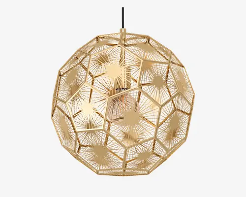 En kugleformet loftslampe lavet af guldfarvet metal. Skærmen består af sammenkoblede fem- og sekskantede paneler, der hver især har indviklede, laserskårne geometriske mønstre, som stråler ud fra et centralt punkt og skaber en stjerneeffekt. Det åbne design lader lyset skinne igennem og kaster dekorative skygger. Lampen hænger i en enkelt sort ledning.
